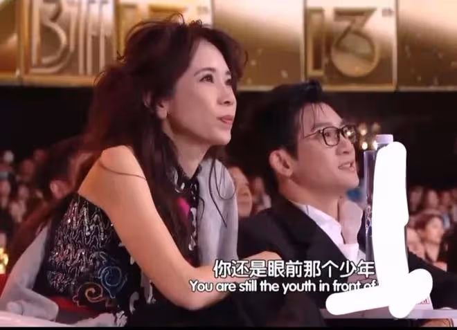 北京這一夜，站張藝謀身邊的林妙可，把老謀子的得意襯得淋漓盡致