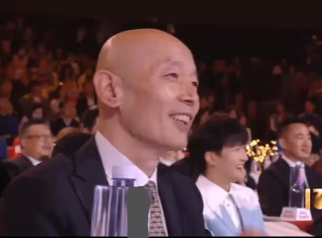 北京這一夜，站張藝謀身邊的林妙可，把老謀子的得意襯得淋漓盡致