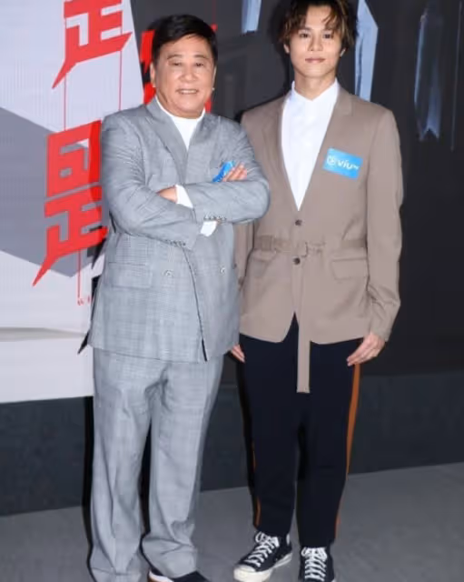 老戲骨夏雨全家移民國外，一家三口合影曝光，演員妻子兒子顏值高