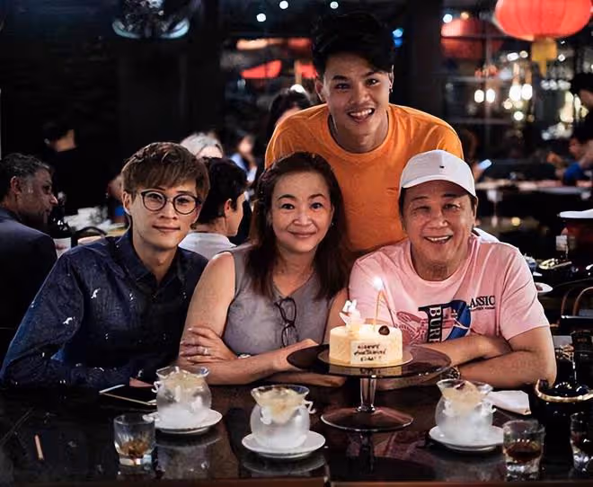老戲骨夏雨全家移民國外，一家三口合影曝光，演員妻子兒子顏值高