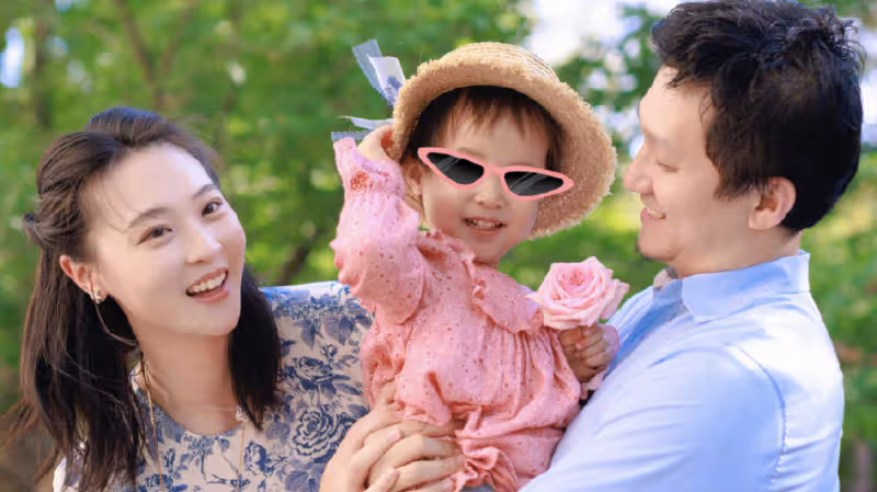 前女排隊長惠若琪曬全家福，慶祝結婚5周年，被學霸老公甜摟懷中