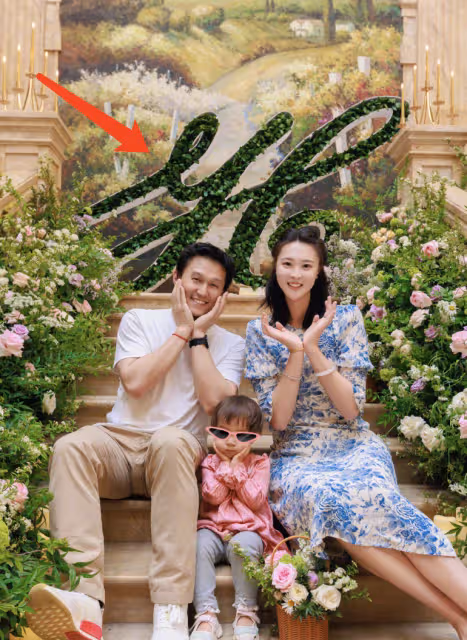 前女排隊長惠若琪曬全家福,慶祝結婚5周年,被學霸老公甜摟懷中
