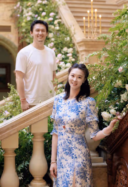 前女排隊長惠若琪曬全家福,慶祝結婚5周年,被學霸老公甜摟懷中