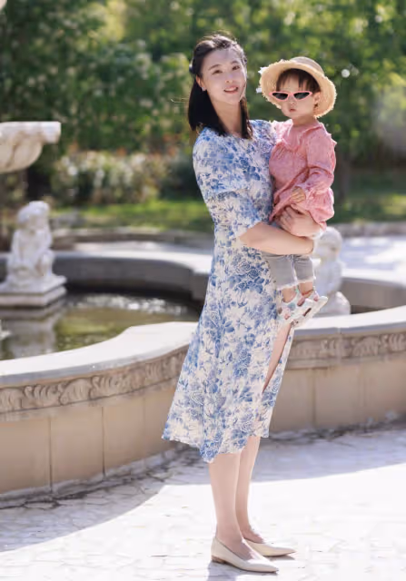 前女排隊長惠若琪曬全家福,慶祝結婚5周年,被學霸老公甜摟懷中