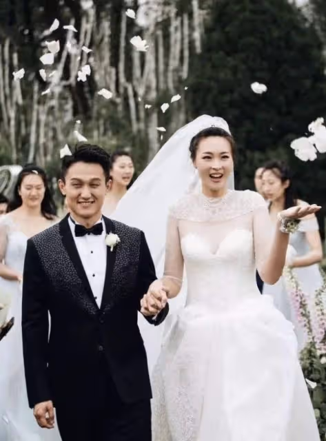 前女排隊長惠若琪曬全家福,慶祝結婚5周年,被學霸老公甜摟懷中