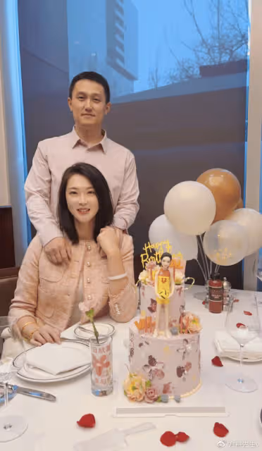 前女排隊長惠若琪曬全家福,慶祝結婚5周年,被學霸老公甜摟懷中