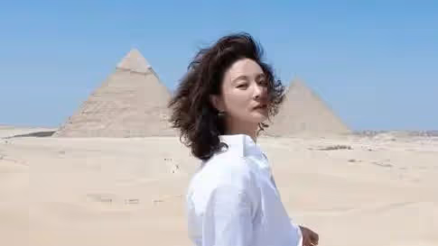 央視劉芳菲遠赴埃及！身材苗條優雅像仙女，隱退3年46歲仍單身