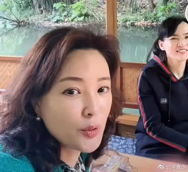 央視劉芳菲遠赴埃及!身材苗條優雅像仙女,隱退3年46歲仍單身