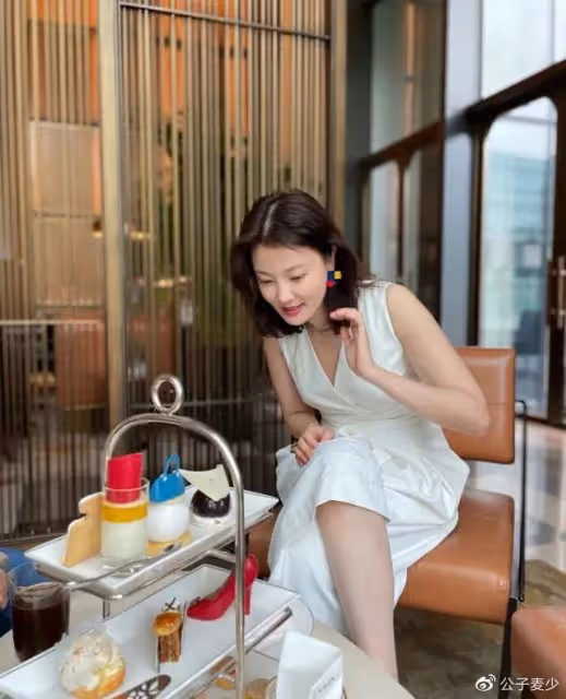 央視劉芳菲遠赴埃及!身材苗條優雅像仙女,隱退3年46歲仍單身