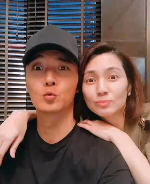洪欣怒氣沖沖宣布離婚,張丹峰迴應不過了,畢瀅前一天發合照示威
