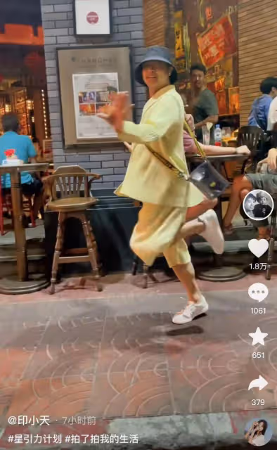 印小天惹爭議!泰國街頭誇張熱舞路人一臉疑惑,其精神狀態引擔憂