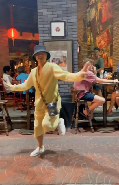 印小天惹爭議!泰國街頭誇張熱舞路人一臉疑惑,其精神狀態引擔憂