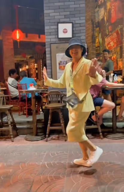 印小天惹爭議!泰國街頭誇張熱舞路人一臉疑惑,其精神狀態引擔憂