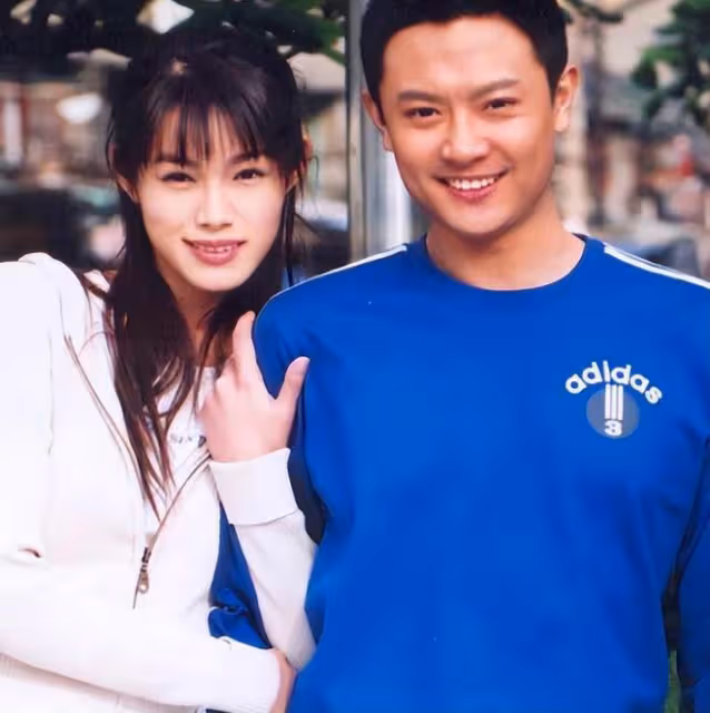 印小天惹爭議!泰國街頭誇張熱舞路人一臉疑惑,其精神狀態引擔憂