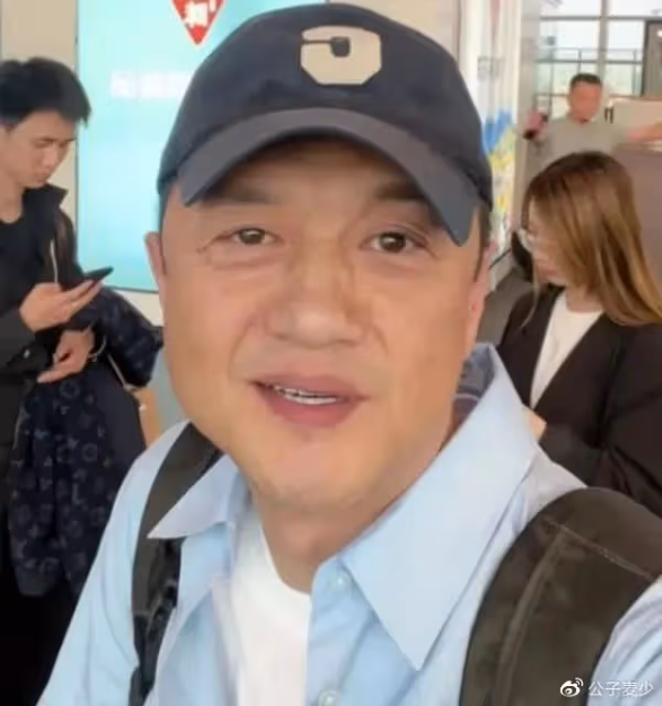 李亞鵬滯留機場!飛機高鐵被限只能坐綠皮,10年前王菲離開是對的