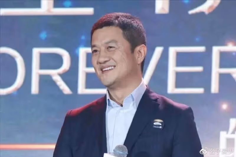 李亞鵬滯留機場!飛機高鐵被限只能坐綠皮,10年前王菲離開是對的