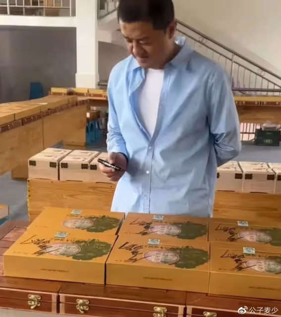 李亞鵬滯留機場!飛機高鐵被限只能坐綠皮,10年前王菲離開是對的