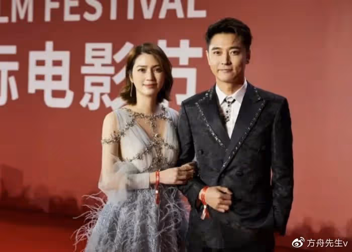 張丹峰洪欣官宣離婚,女方獲祝福,男方評論區淪陷飆髒話與網友互懟