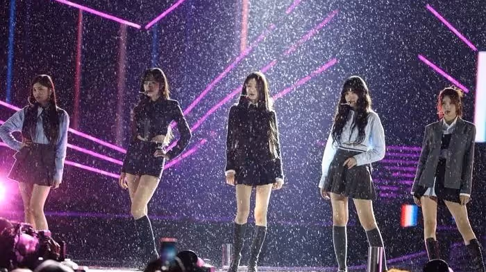 女團IVE傾盆大雨中舞台表演，成韓網熱門話題，網友：不讓搭帳篷
