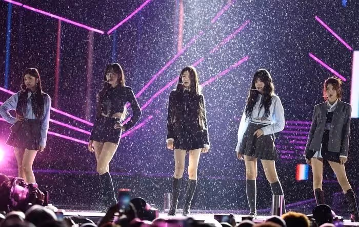 女團IVE傾盆大雨中舞台表演,成韓網熱門話題,網友:不讓搭帳篷