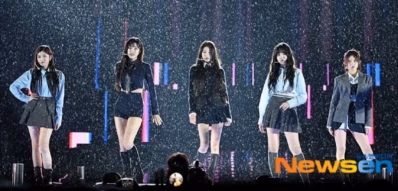 女團IVE傾盆大雨中舞台表演,成韓網熱門話題,網友:不讓搭帳篷