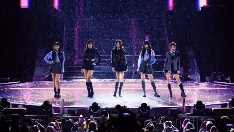 女團IVE傾盆大雨中舞台表演,成韓網熱門話題,網友:不讓搭帳篷