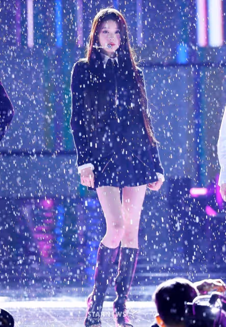 女團IVE傾盆大雨中舞台表演,成韓網熱門話題,網友:不讓搭帳篷