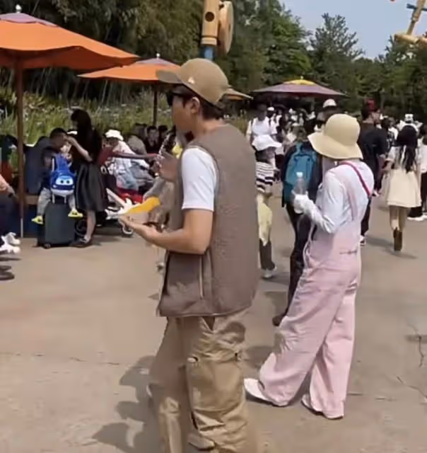 孫儷一家出遊破婚變傳聞,鄧超生無可戀臉引熱議,小花身高猛長