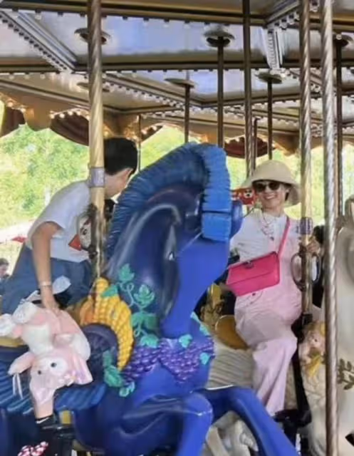孫儷一家出遊破婚變傳聞,鄧超生無可戀臉引熱議,小花身高猛長