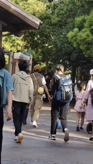 孫儷一家出遊破婚變傳聞,鄧超生無可戀臉引熱議,小花身高猛長