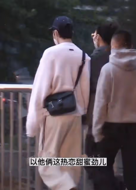 井柏然劉雯再同框,兩人一同離開家入住酒店,全程雙手緊牽超好嗑