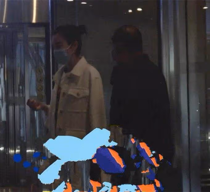 李冰冰聚餐被拍,48歲還紮丸子頭不服老,看清素顏後,網友:老太太