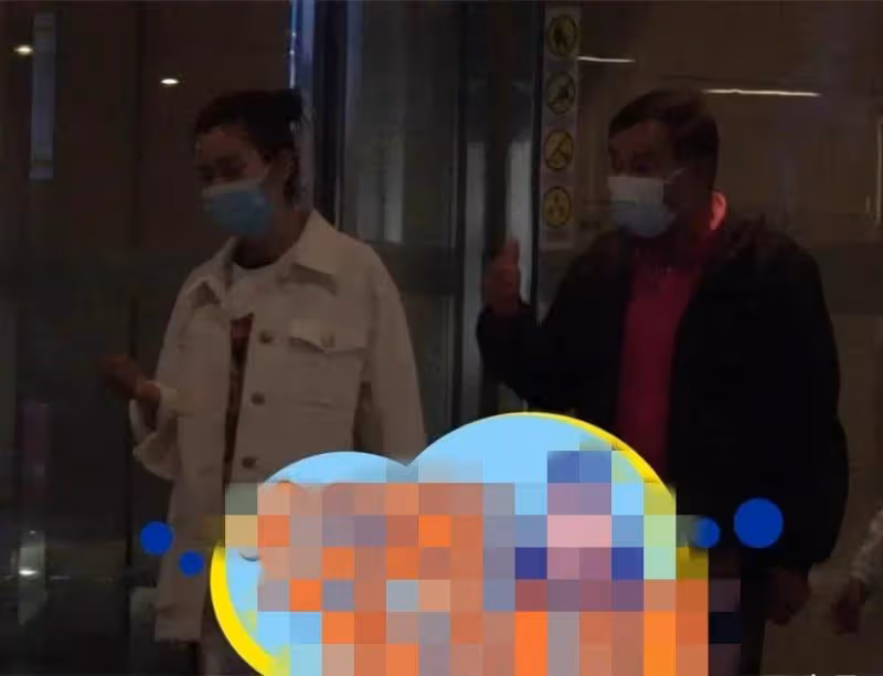 李冰冰聚餐被拍,48歲還紮丸子頭不服老,看清素顏後,網友:老太太