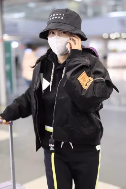 李冰冰聚餐被拍,48歲還紮丸子頭不服老,看清素顏後,網友:老太太