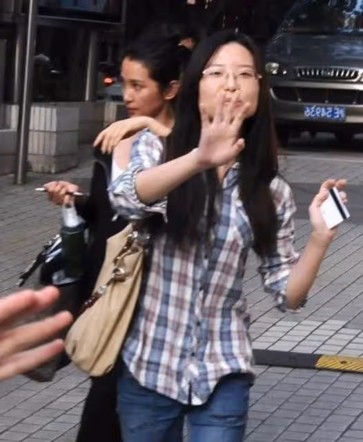 李冰冰聚餐被拍,48歲還紮丸子頭不服老,看清素顏後,網友:老太太