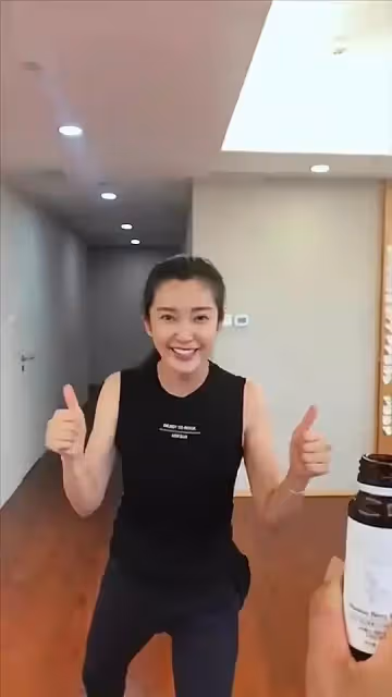 李冰冰聚餐被拍,48歲還紮丸子頭不服老,看清素顏後,網友:老太太