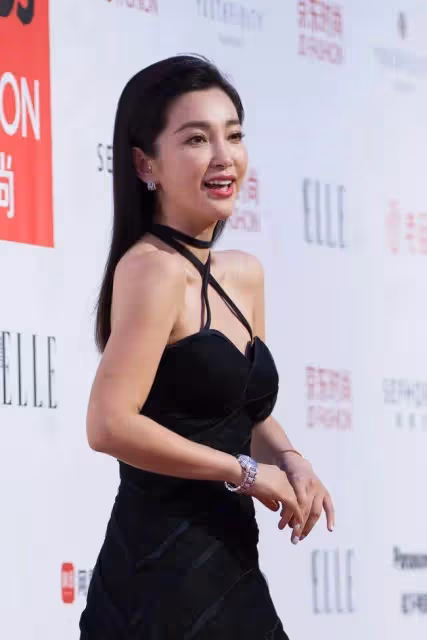 李冰冰聚餐被拍，48歲還紮丸子頭不服老，看清素顏後，網友：老太太