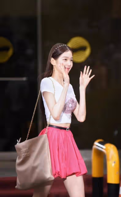 天比例的她，天使的臉蛋和魔鬼的身材，穿的也很驚艷