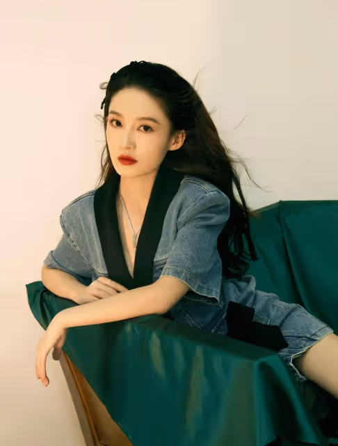 李沁的「筷子腿」很細，靴子過膝有個缺口，身材比例驚人