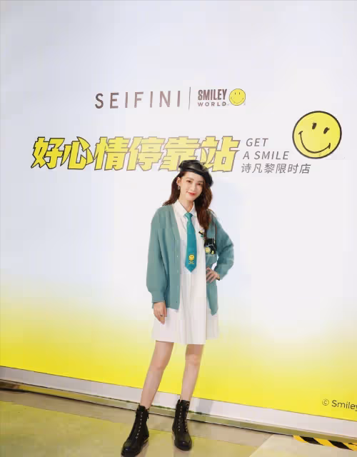 李沁的「筷子腿」很細，靴子過膝有個缺口，身材比例驚人