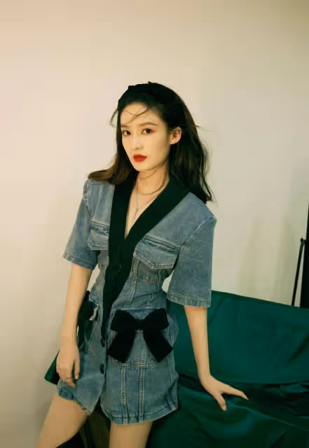 李沁的「筷子腿」很細，靴子過膝有個缺口，身材比例驚人