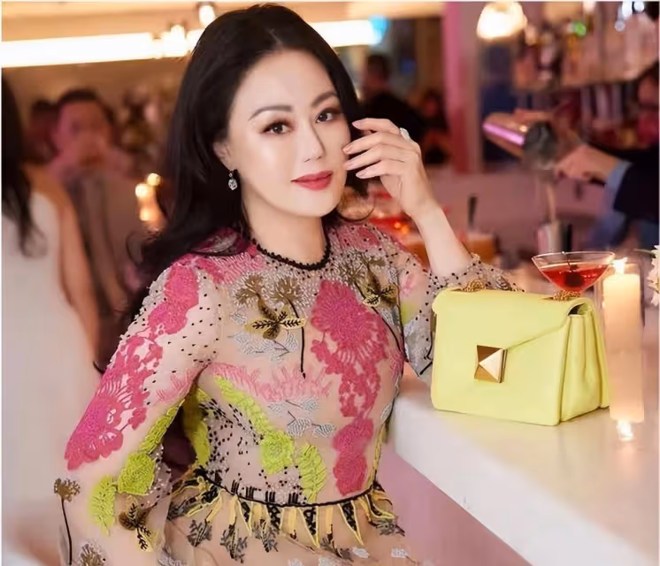 章小蕙不愧是「人間富貴花」，渾圓身材，穿碎花裙，依舊是名媛的樣子
