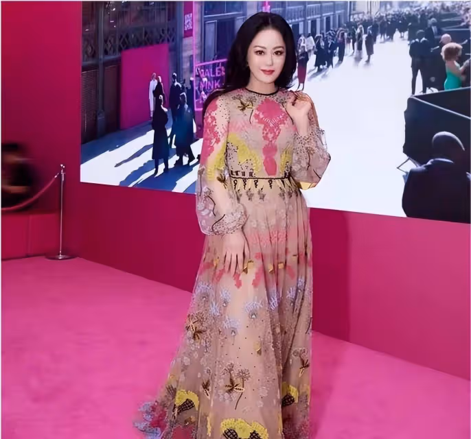 章小蕙不愧是「人間富貴花」，渾圓身材，穿碎花裙，依舊是名媛的樣子