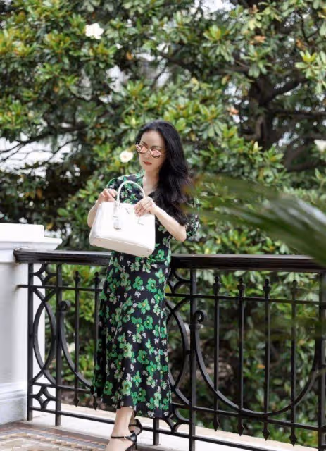 章小蕙不愧是「人間富貴花」，渾圓身材，穿碎花裙，依舊是名媛的樣子