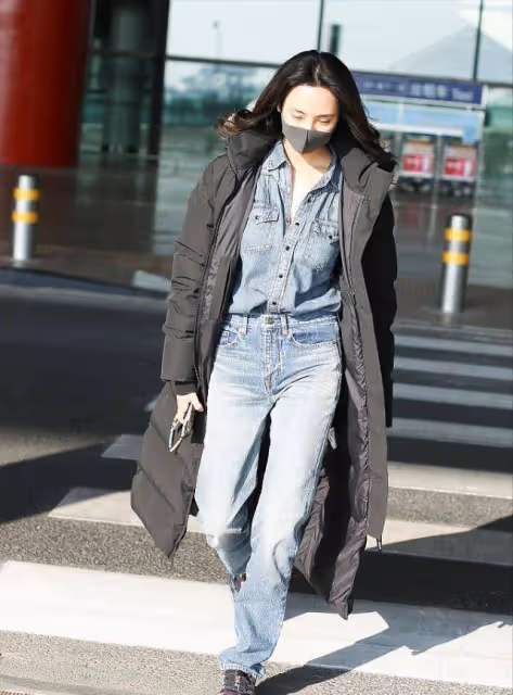 王紫璇也是不折不扣的「腿控」，一身黑絲搭配一條銀色裙子，身材比例驚人