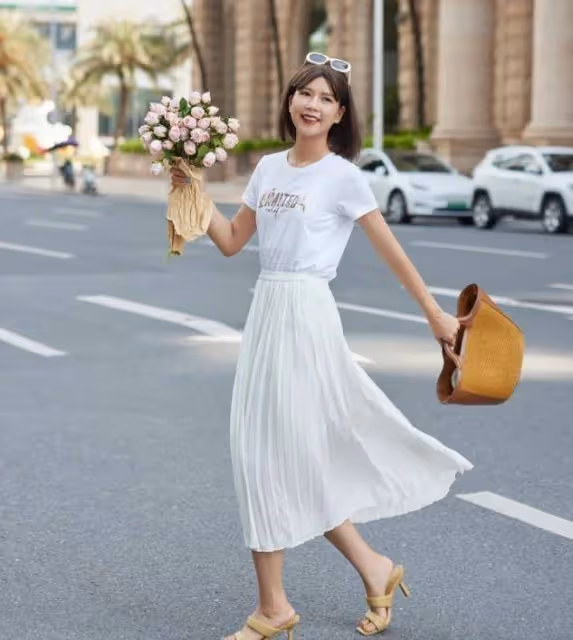看了上海街拍才發現：不染彩發、不露腰露腿，才是氣質女孩的打扮