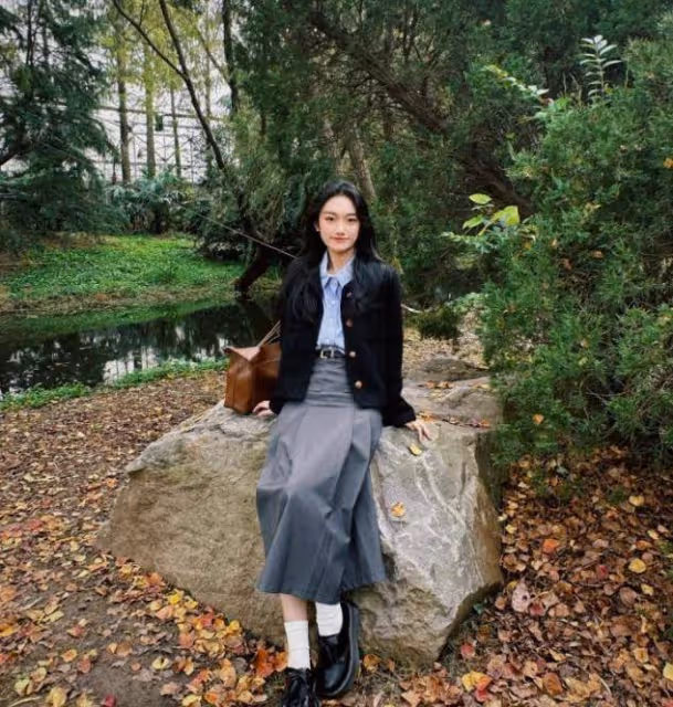 看了上海街拍才發現：不染彩發、不露腰露腿，才是氣質女孩的打扮