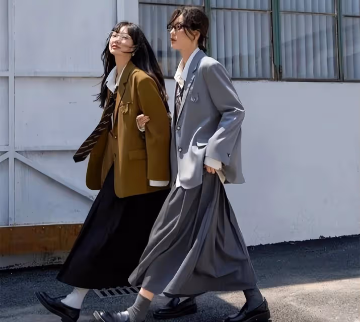 看了上海街拍才發現：不染彩發、不露腰露腿，才是氣質女孩的打扮