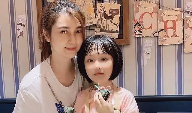 洪欣離婚後首次現身,微笑面對鏡頭,九個字表明態度