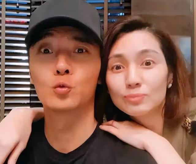 洪欣離婚後首次現身,微笑面對鏡頭,九個字表明態度